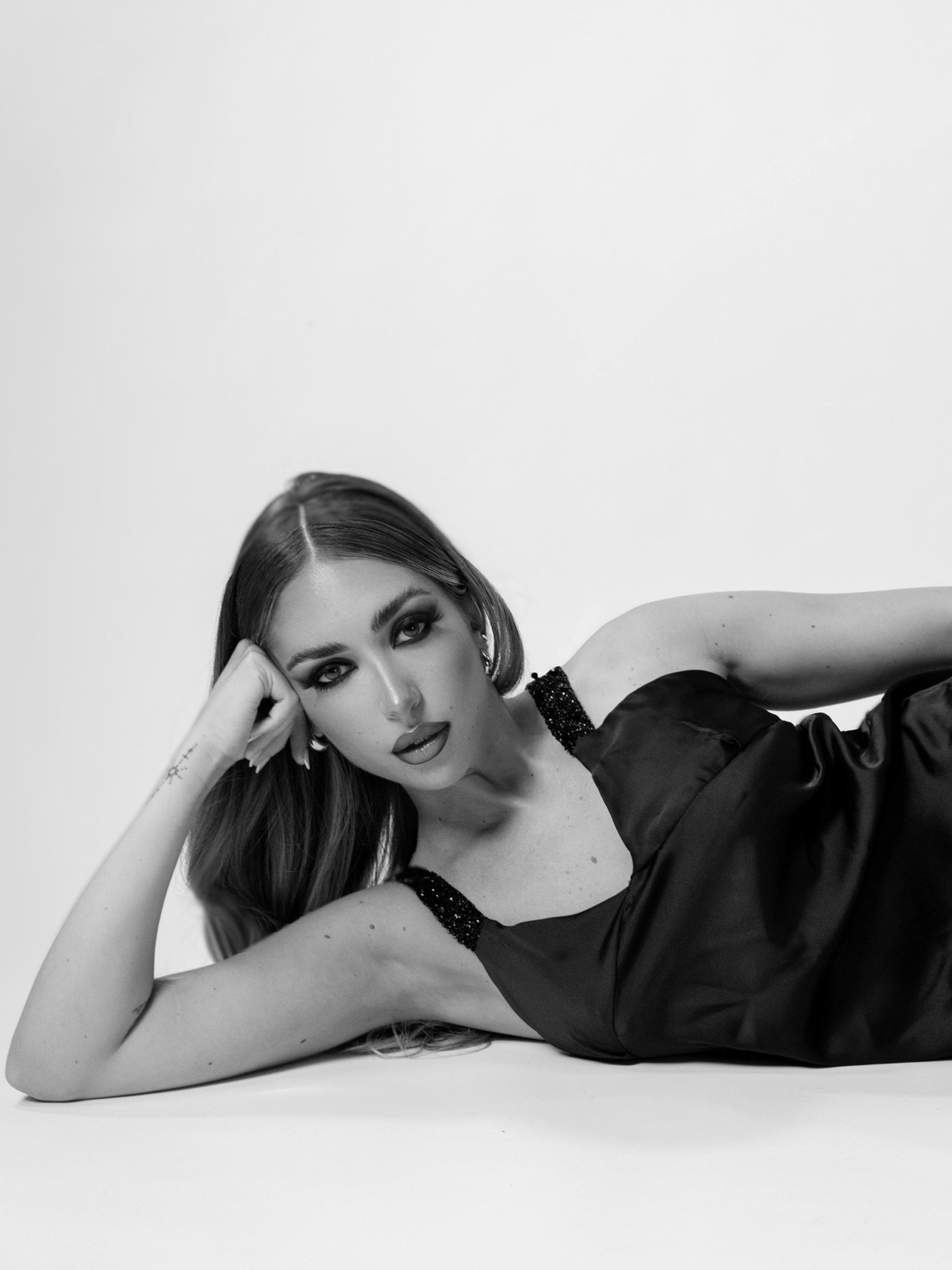 Vestido negro tumbada con correa de pedrería — Dinamita IV